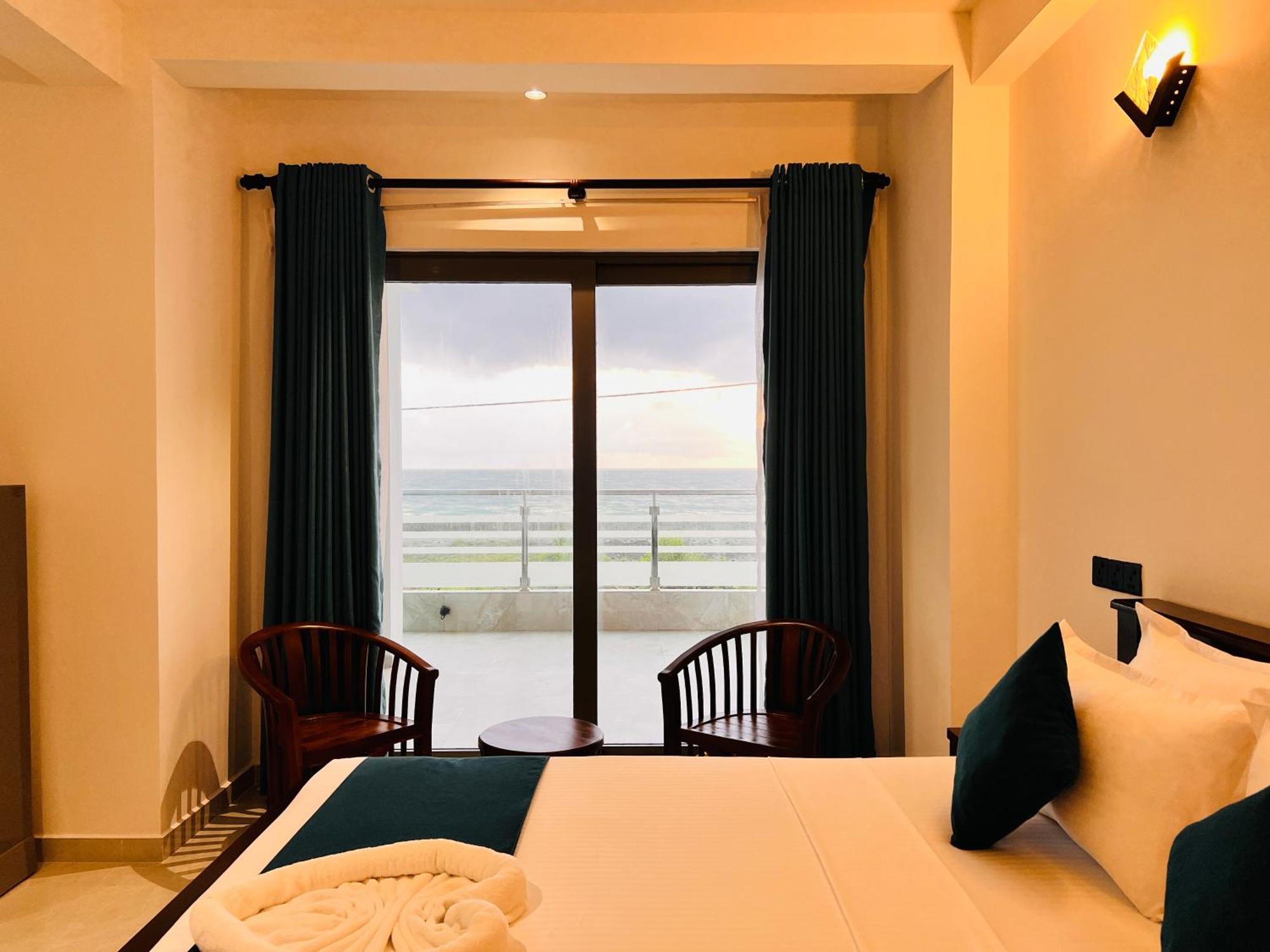 Ocean Front Villa Hikkaduwa Exterior photo
