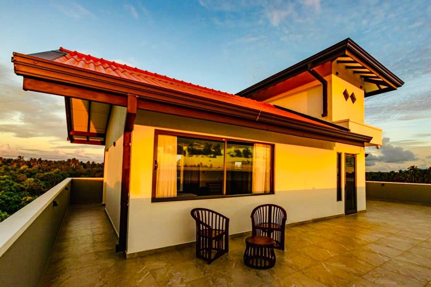 Ocean Front Villa Hikkaduwa Exterior photo
